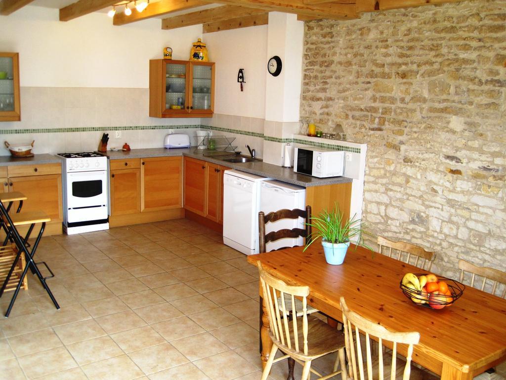 Le Noisetier At Les Hiboux Gites Chef-Boutonne Номер фото