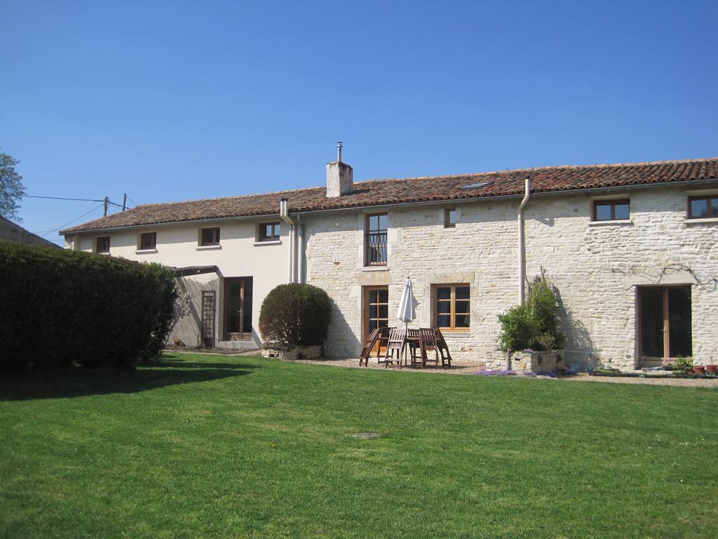 Le Noisetier At Les Hiboux Gites Chef-Boutonne Номер фото