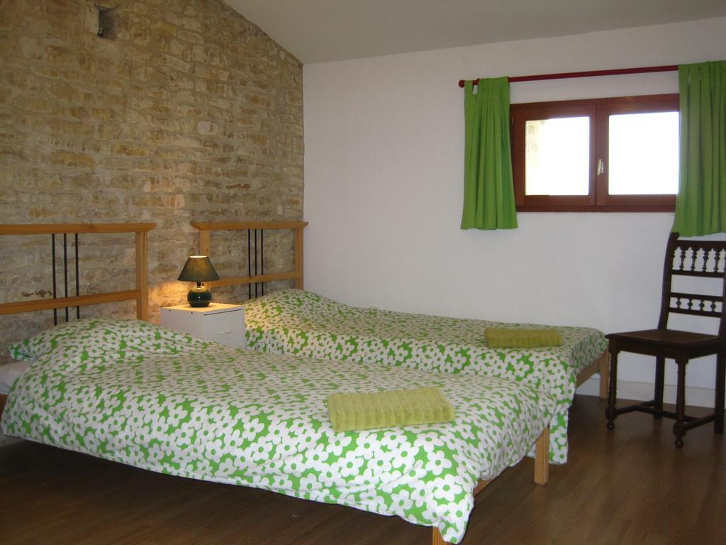 Le Noisetier At Les Hiboux Gites Chef-Boutonne Номер фото