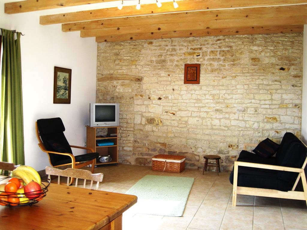Le Noisetier At Les Hiboux Gites Chef-Boutonne Номер фото